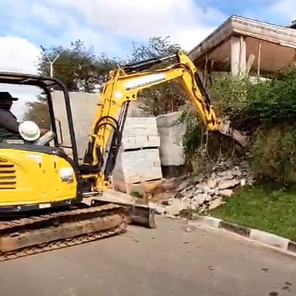 A Rapidez e Precisão da Demolição com Martelo Rompedor em Obras.