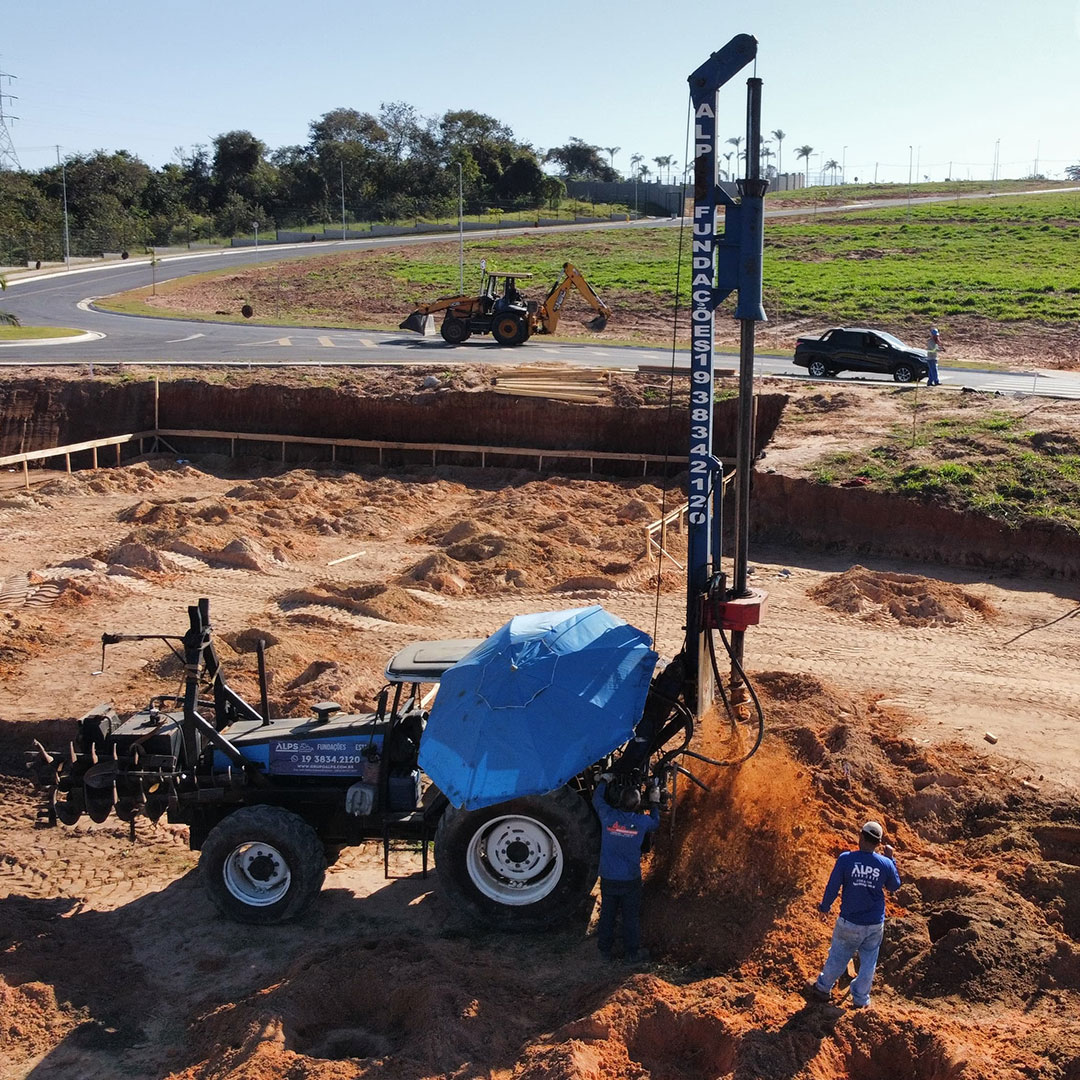 O trator perfuratriz de solo é um equipamento revolucionário na construção civil, especialmente na execução de estacas escavadas.