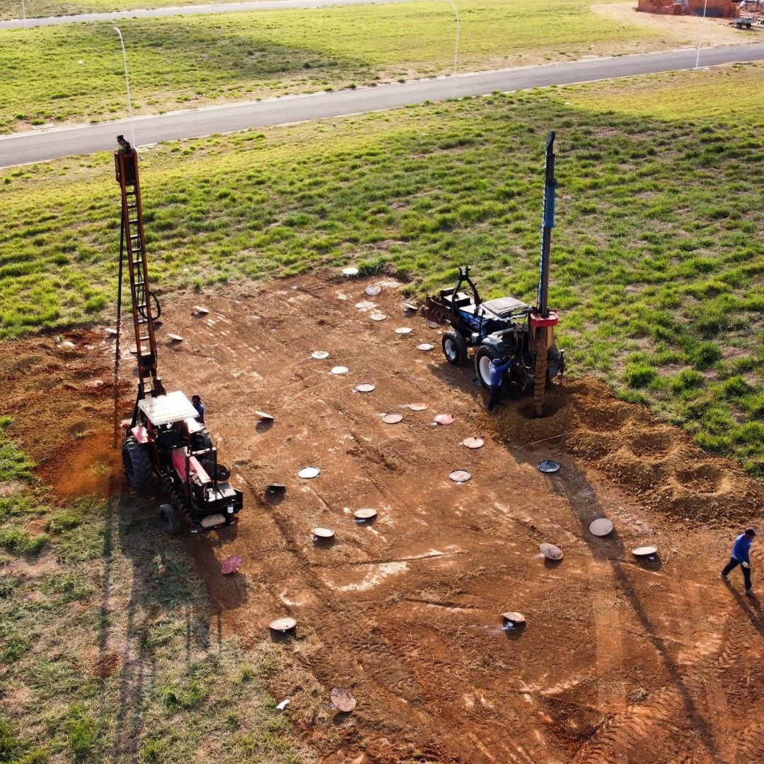 As estacas escavadas são um componente crucial em diversos projetos de construção, servindo como elementos de fundação que garantem a estabilidade e a segurança das edificações.