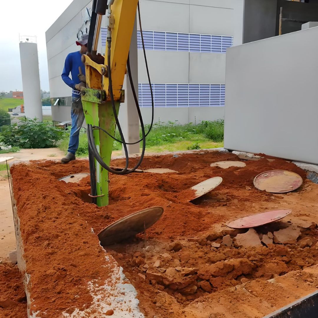 Um dos principais desafios na construção de bases para caixas d'água é a presença de solos instáveis ou com lençol freático.