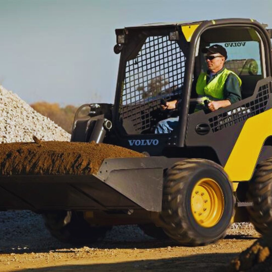 Uma minicarregadeira é um veículo de construção compacto, equipado com uma caçamba frontal, que pode ser substituída por diversos acessórios, permitindo a realização de múltiplas tarefas.