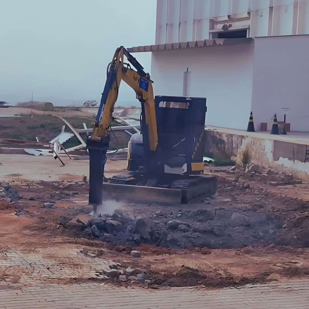 A demolição é uma etapa fundamental em muitos projetos de construção e reforma. Seja para a remoção de estruturas antigas, a preparação de um terreno para novas edificações.