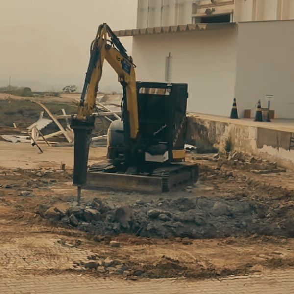 Rompedor Hidráulico: O Equipamento Essencial para Demolições Eficientes.