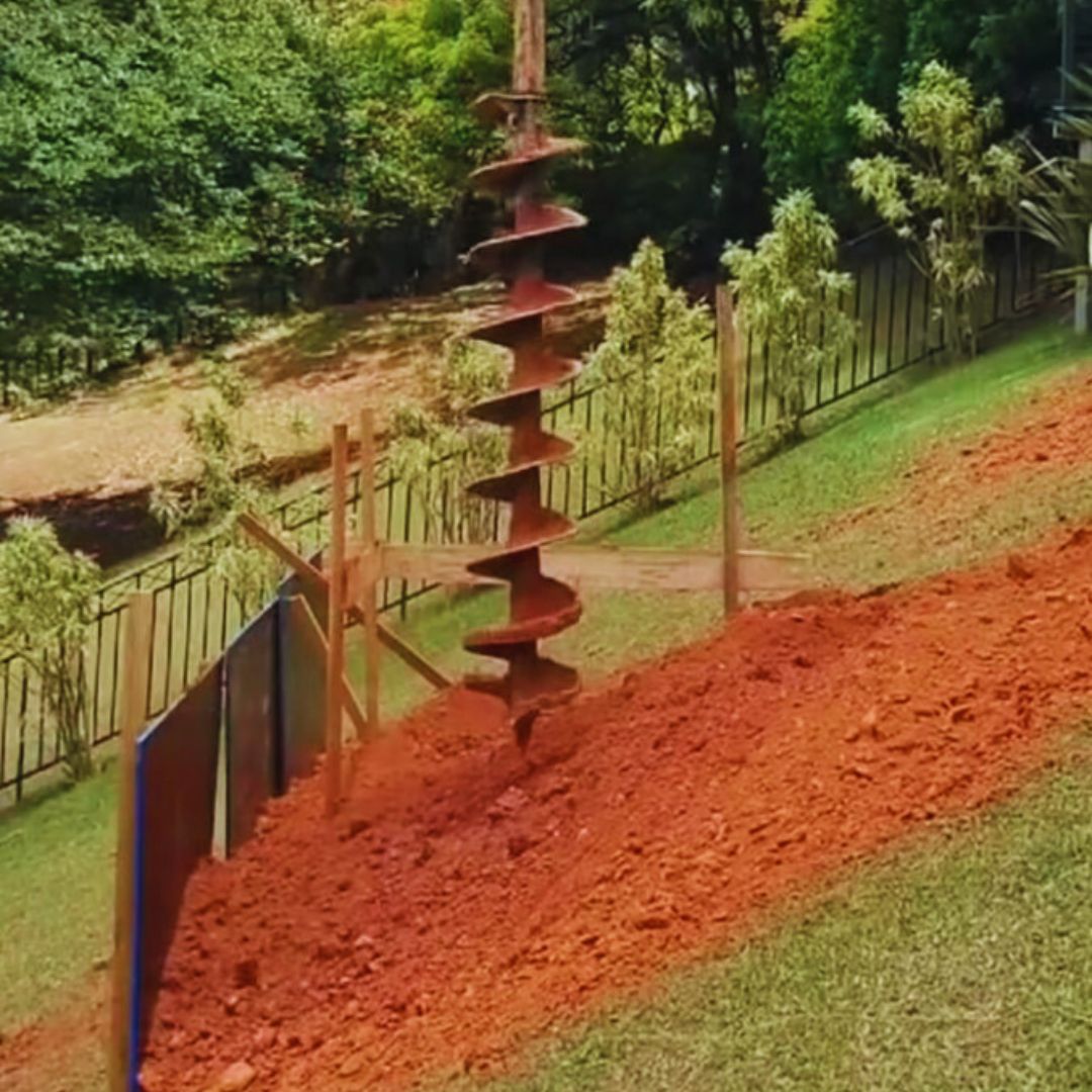 As estacas escavadas são uma das principais soluções de engenharia de fundações quando o assunto é estabilizar taludes e proteger estruturas construídas em terrenos instáveis.