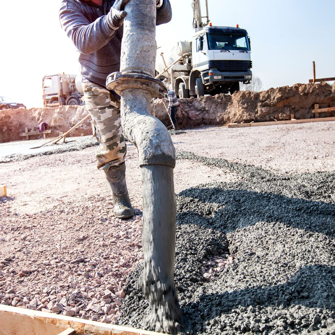 O bombeamento de concreto revolucionou a forma como o concreto fresco é transportado e aplicado em obras da construção civil.