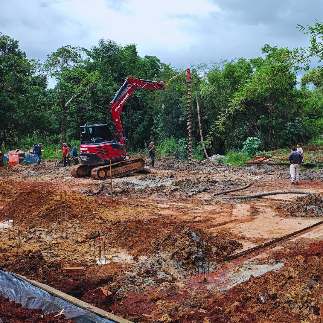 As estacas escavadas injetadas são elementos fundamentais no setor de fundações, proporcionando suporte estrutural robusto e confiável.