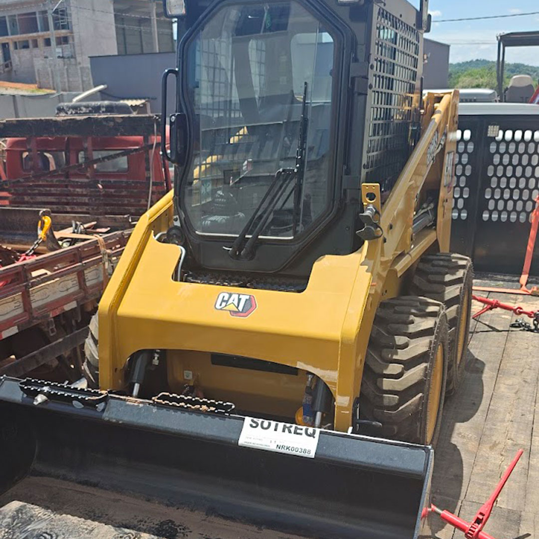 A Mini Carregadeira, popularmente conhecida como Bobcat, é uma máquina essencial no setor da construção.