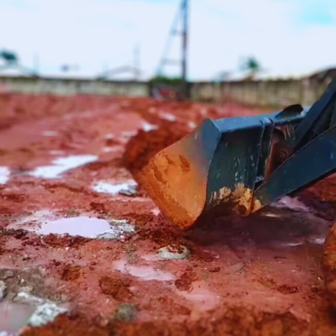 A escavação na construção civil é o processo de remover terra ou rocha do solo, preparando o terreno para a edificação.