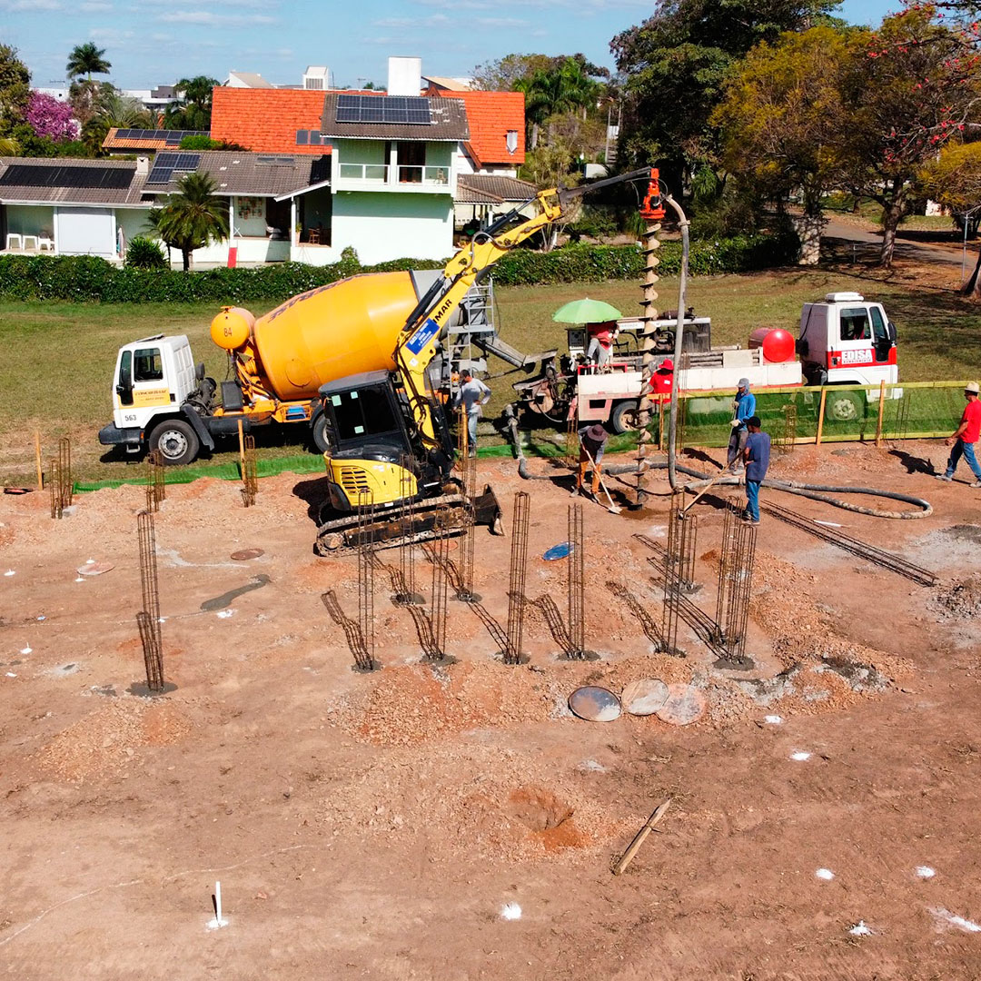 As estacas injetadas são fundações profundas que combinam a escavação do solo com a injeção de concreto.