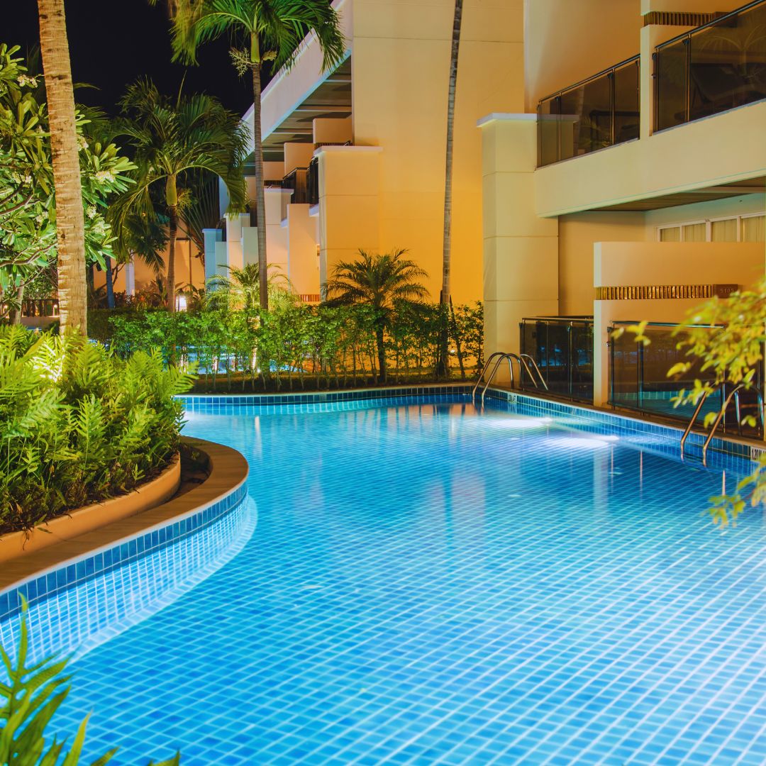 A escavação de piscinas não apenas prepara o terreno, mas também estabelece as bases para a estrutura da piscina.