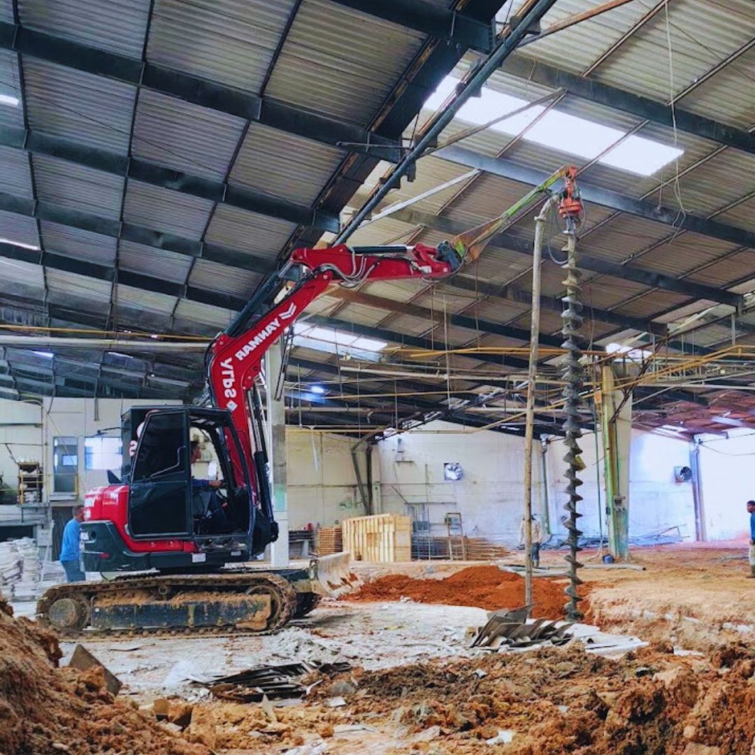 As estacas escavadas injetadas são uma técnica de fundação profunda que combina a escavação do solo com a injeção de concreto.
