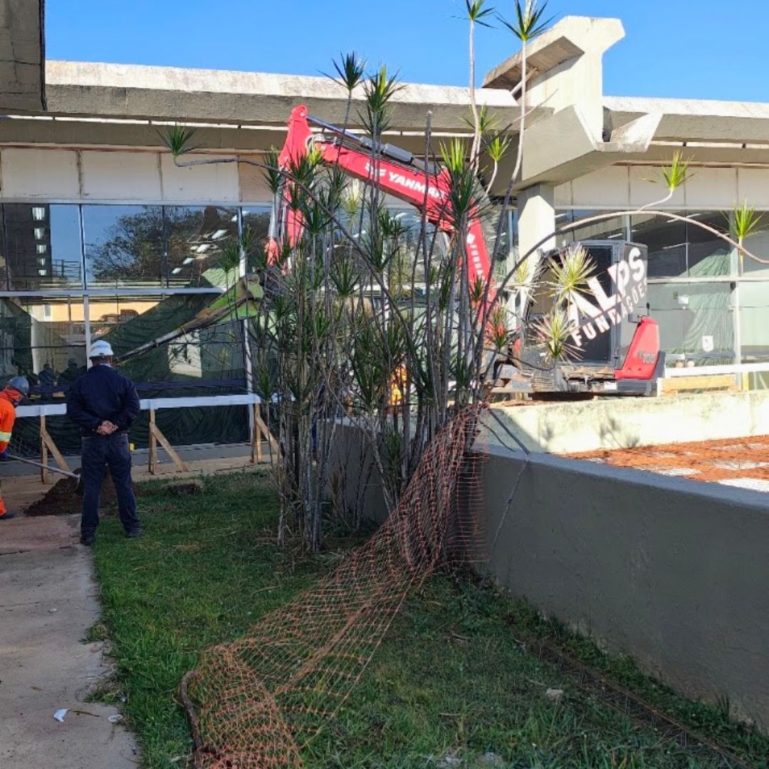 Com o avanço da tecnologia, esses equipamentos substituíram métodos tradicionais, como explosivos, que podem ser perigosos e disruptivos em ambientes urbanos.