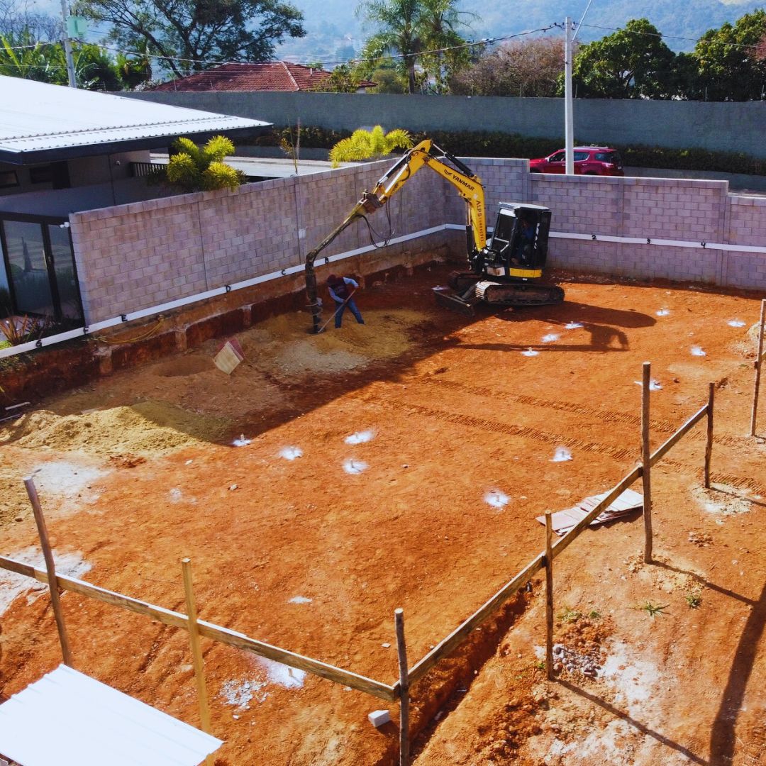 Em áreas densamente povoadas, as fundações garantem que edifícios e infraestruturas suportem as cargas e tensões do solo, evitando problemas graves.