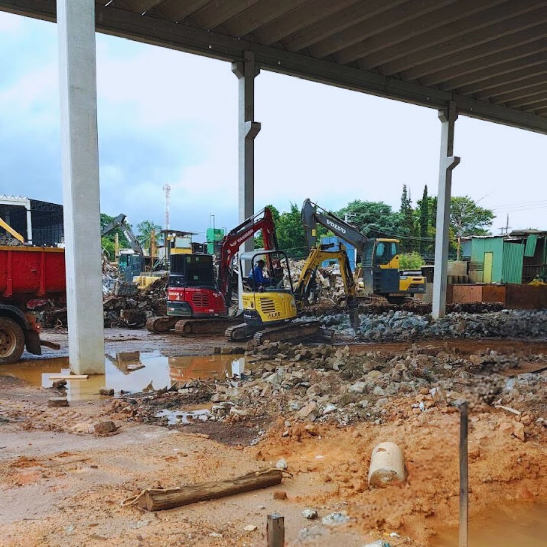 Os rompedores hidráulicos são ferramentas poderosas acopladas a máquinas, como escavadeiras, que utilizam energia hidráulica para fragmentar materiais duros como concreto e rochas.