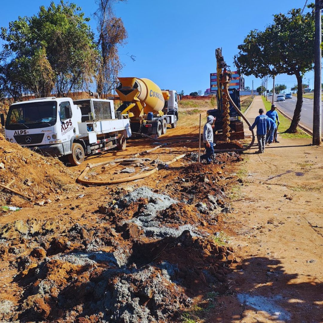 A mini hélice contínua é reconhecida por sua capacidade de se adaptar a diversas condições de solo, tornando-a uma escolha versátil para diferentes tipos de projetos.