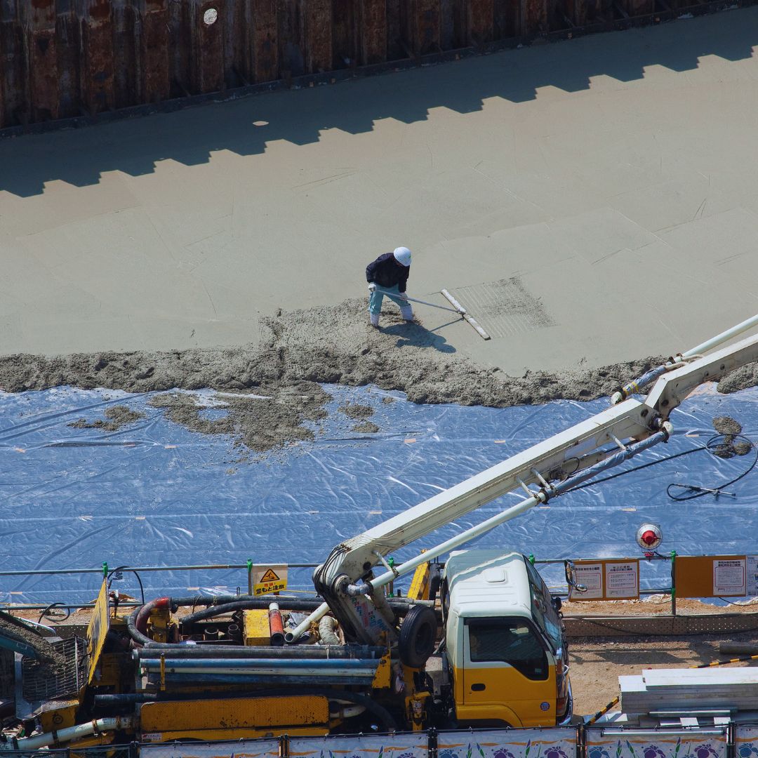 O bombeamento de concreto é uma técnica essencial em obras, especialmente em áreas de difícil acesso.
