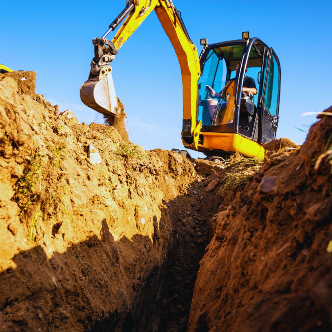 Os serviços de escavação são fundamentais na construção civil, pois consistem na remoção de solo, rochas ou outros materiais de uma área específica.