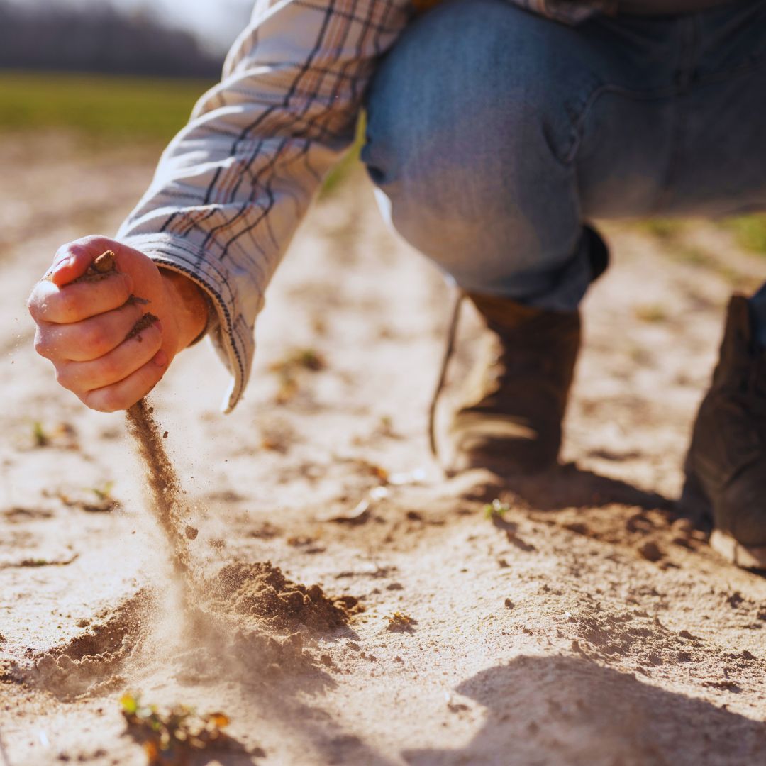 As fundações são essenciais na construção civil, garantindo a estabilidade e segurança das edificações. Em solos argilosos, surgem desafios únicos, como a expansibilidade e baixa permeabilidade.