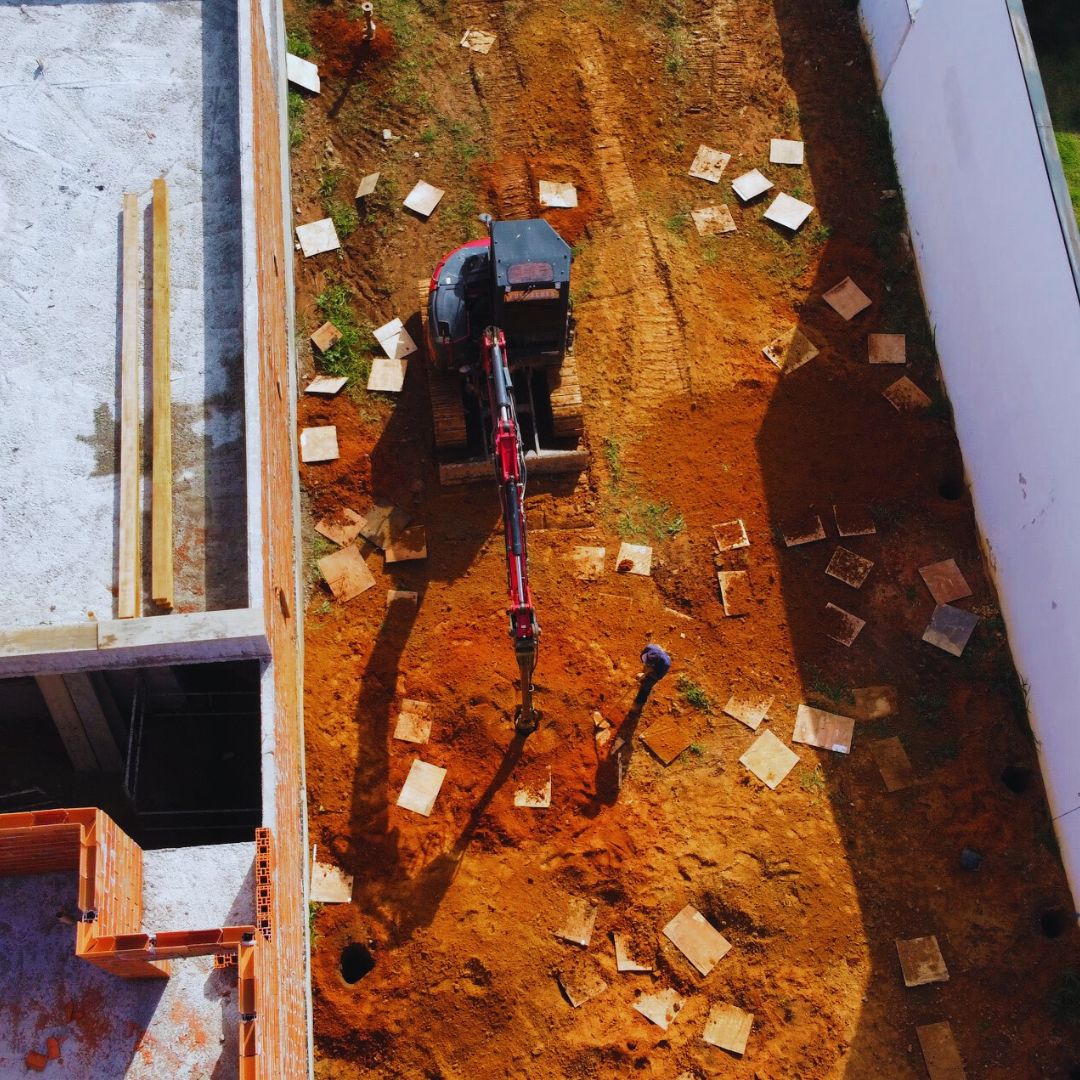 As estacas escavadas mecanicamente são uma solução de fundação profunda, moldadas diretamente no local através de perfuração mecânica do solo.