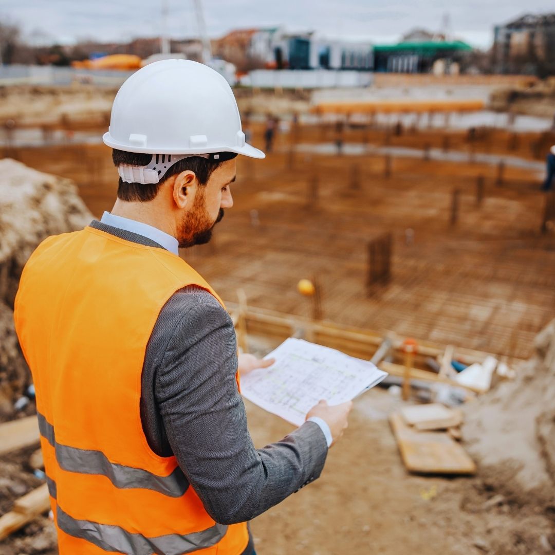 A Engenharia de Fundações é uma disciplina essencial na construção civil, dedicada ao estudo e implementação de fundações que garantem a estabilidade das estruturas.