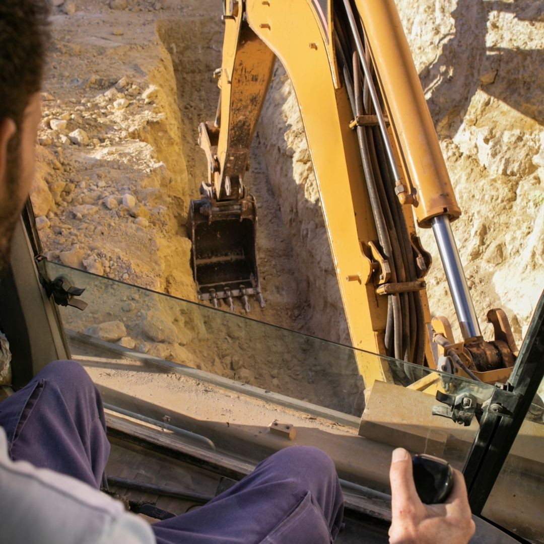 A escavação é uma etapa fundamental na construção de piscinas.