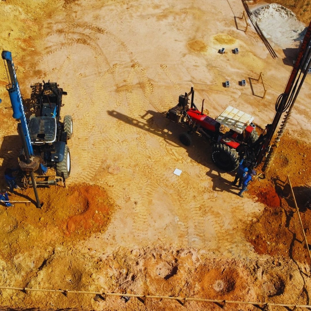 As perfuratrizes rotativas são máquinas essenciais na construção civil, projetadas para perfurar o solo, criando fundações profundas e seguras.