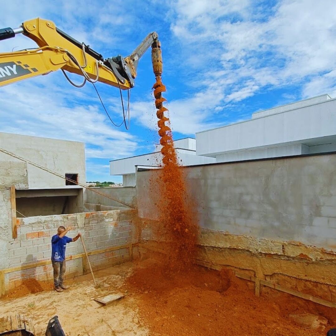 As estacas escavadas são um tipo de fundação profunda, essencial em projetos de engenharia civil, especialmente em terrenos secos e firmes.