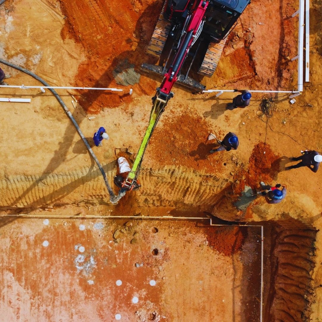 As estacas injetadas são soluções de fundação profunda, moldadas no local, que utilizam a injeção de concreto ou argamassa de alta resistência sob pressão no solo.