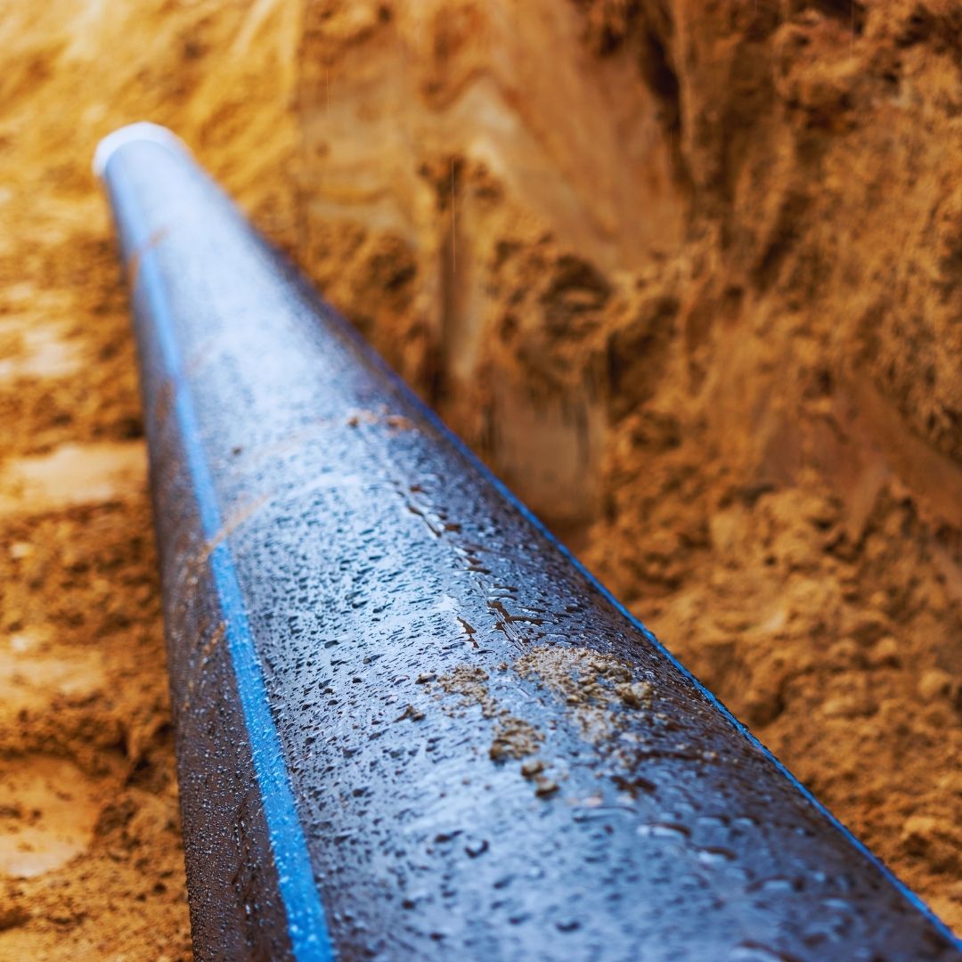 A drenagem pluvial é um sistema projetado para gerir o escoamento das águas das chuvas, evitando que se acumulem ao redor das edificações.