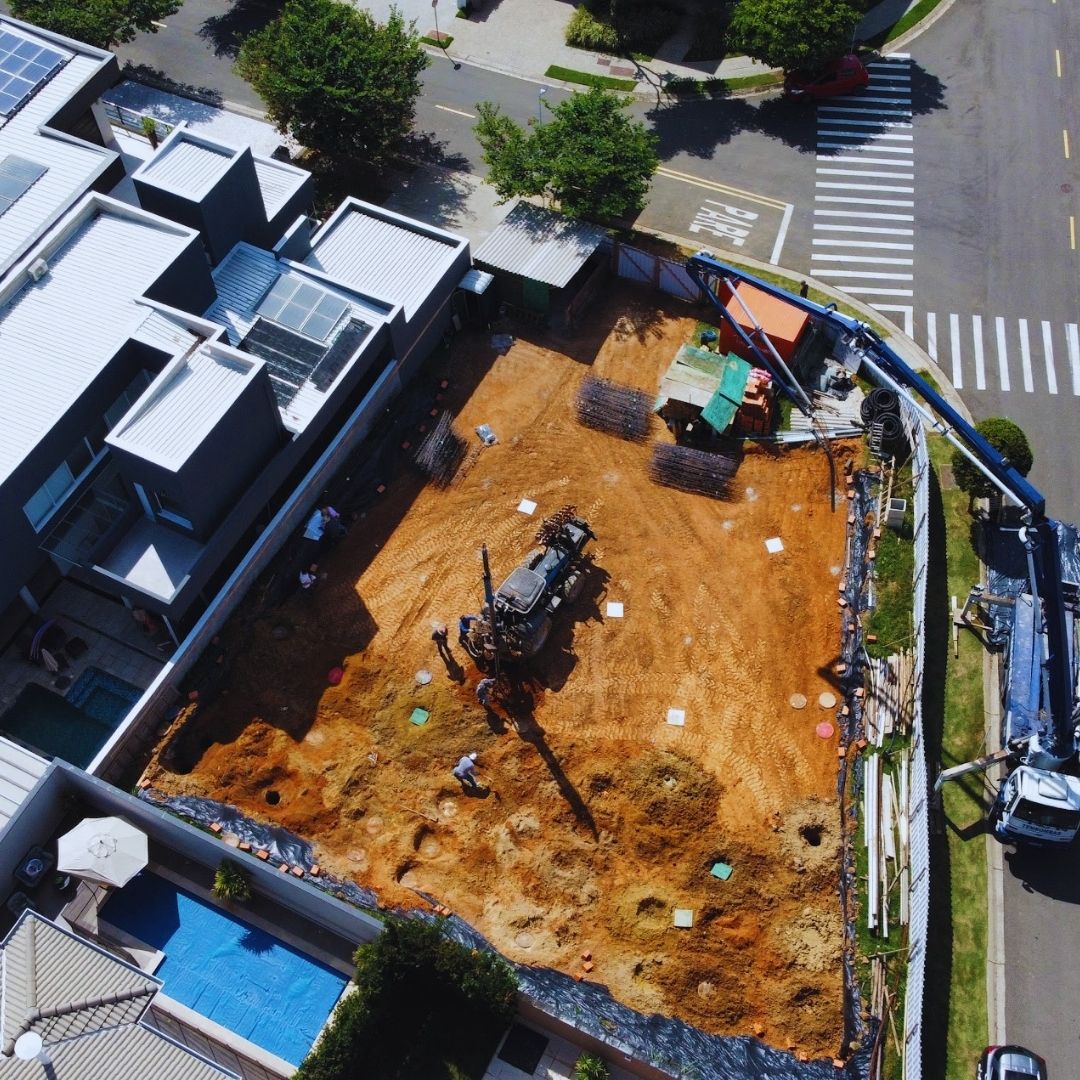 As estacas escavadas são uma solução eficaz para fundações profundas, moldadas diretamente no local da construção.