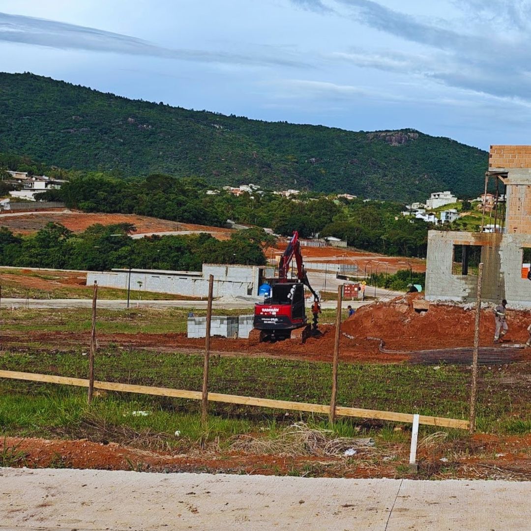 As estacas escavadas injetadas são uma solução moderna e eficiente para fundações profundas, combinando perfuração mecânica com a injeção de concreto sob pressão.