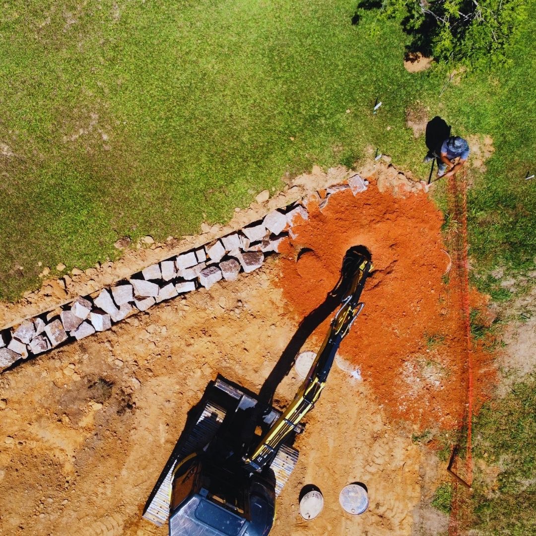 Construir em terrenos inclinados apresenta desafios únicos que exigem soluções de fundação adequadas para garantir a estabilidade das edificações.