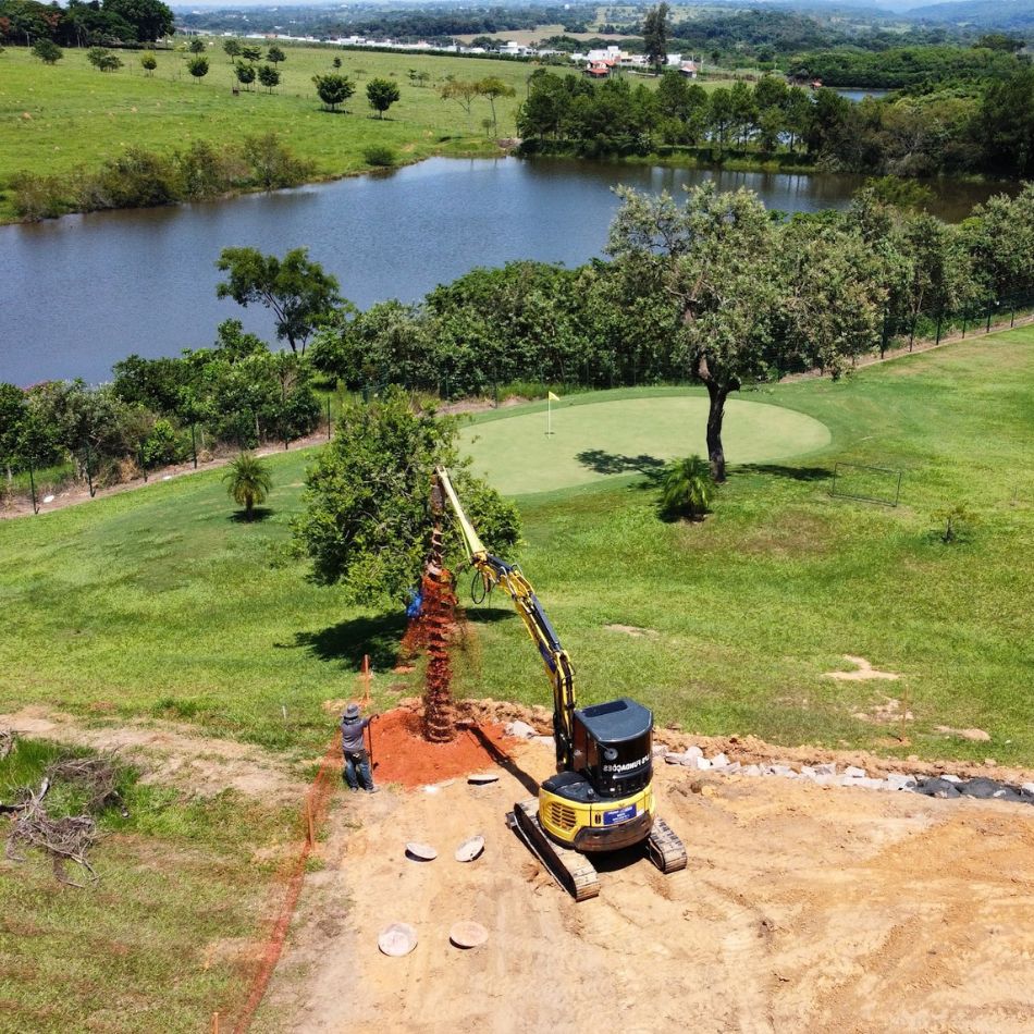 Técnicas de Fundação para Garantir Estabilidade em Terrenos Inclinados.