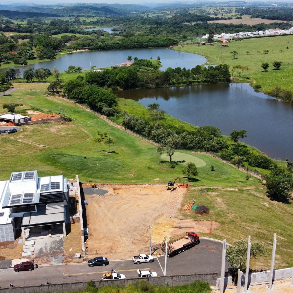 Técnicas de Fundação para Garantir Estabilidade em Terrenos Inclinados.