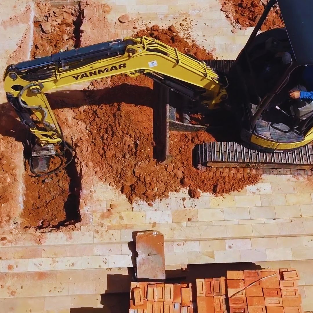 O rompedor hidráulico é um equipamento potente e versátil, essencial em obras de demolição e fundação.