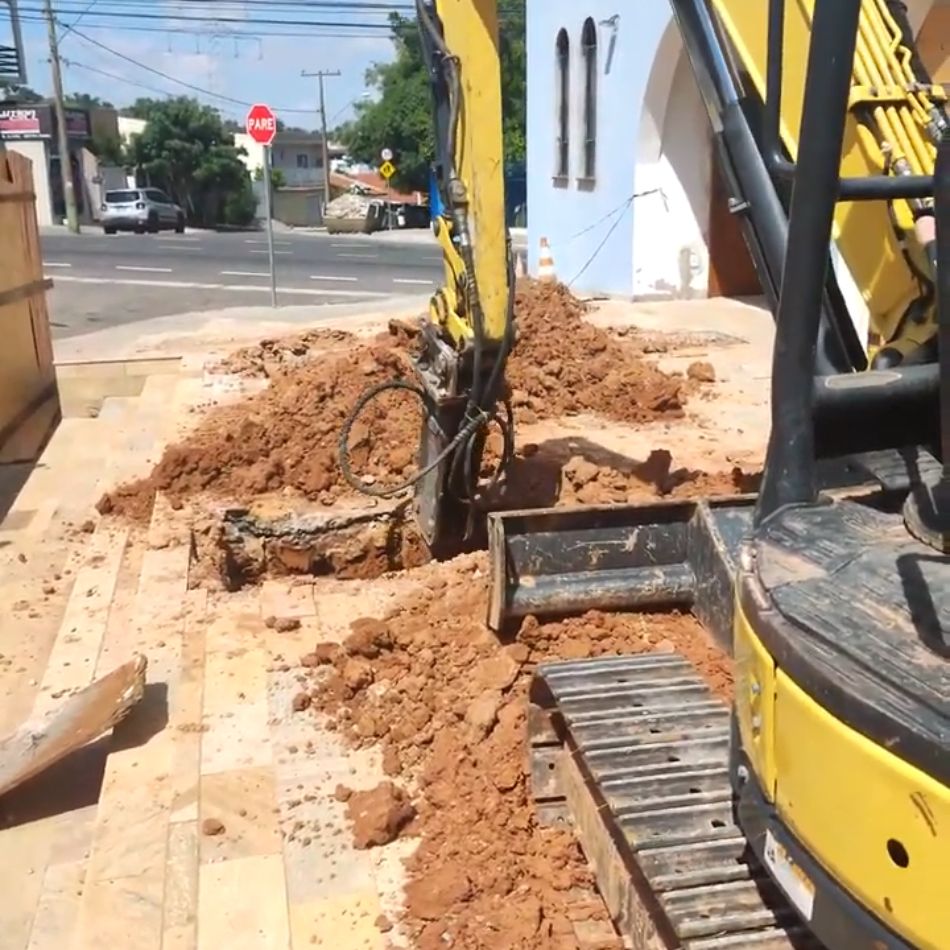 Rompedor Hidráulico na Demolição Urbana e suas Vantagens.