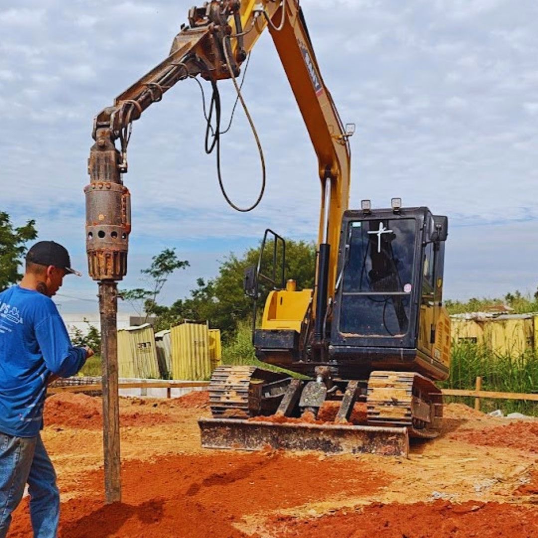 Perfurar estacas em terrenos desafiadores é essencial para garantir a estabilidade das construções, especialmente em áreas inclinadas ou de difícil acesso.