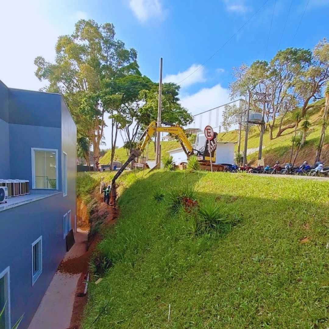 A execução de cortina de estacas escavadas em talude é uma solução geotécnica robusta, amplamente utilizada para contenção de solos, estabilização de encostas e escavações profundas, especialmente em áreas urbanas ou com vizinhança próxima.