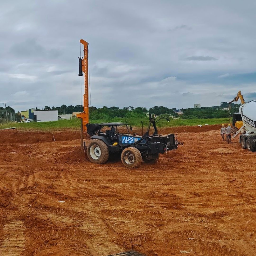 As estacas escavadas são elementos de fundação profunda moldados "in loco", ou seja, concretados diretamente no canteiro de obras após a perfuração do solo.
