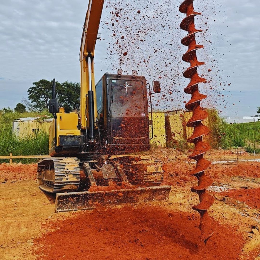 Quando falamos em edificações de médio e grande porte, a engenharia exige soluções robustas que garantam a transferência de cargas para as camadas mais profundas e resistentes do solo.