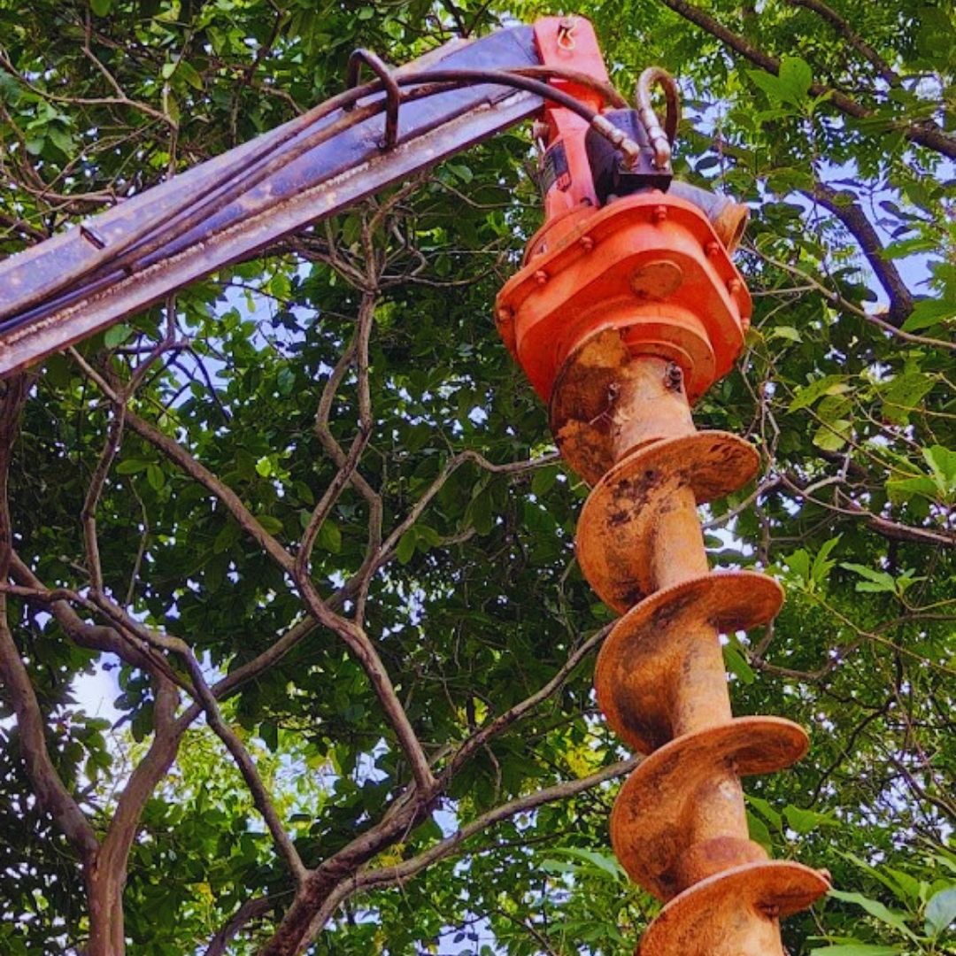 crescimento acelerado das áreas urbanas transformou significativamente o planejamento dos canteiros de obras contemporâneos. Atualmente, os engenheiros e construtores enfrentam desafios logísticos imensos, que vão desde terrenos com dimensões extremamente limitadas até a necessidade de executar fundações profundas coladas a muros antigos de vizinhos.