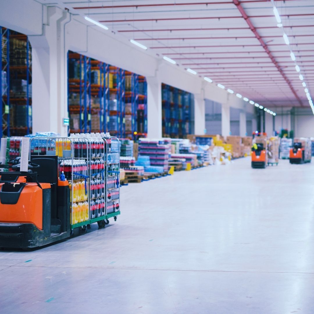 Em ambientes comerciais e industriais, o chão não é apenas uma superfície de circulação, mas um elemento estrutural ativo que suporta o tráfego contínuo de empilhadeiras pesadas, o armazenamento verticalizado em prateleiras com toneladas de carga e as vibrações constantes de maquinários de grande porte.