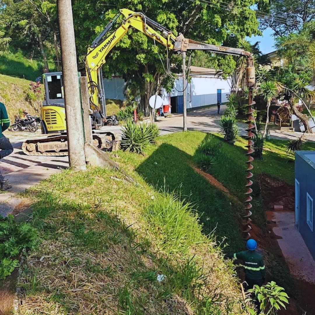 Lotes com topografia acidentada, encostas íngremes e a necessidade de criar subsolos profundos ao lado de edificações existentes são desafios diários nos canteiros de obras atuais.