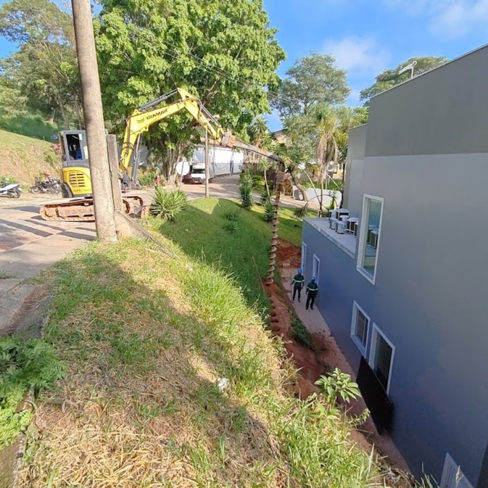 Cortina de Estacas Escavadas em Talude: A Solução para Contenção.