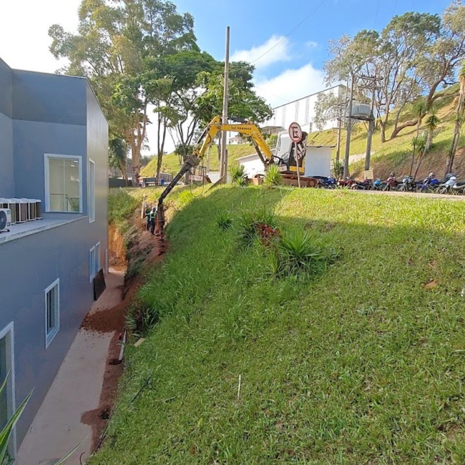 Cortina de Estacas Escavadas em Talude: A Solução para Contenção.