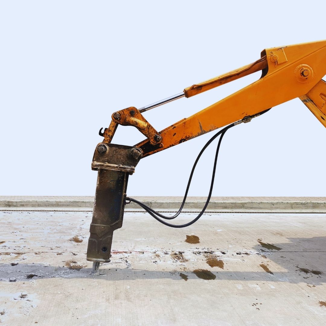 Essa técnica utiliza equipamentos de alto impacto, com pesos que variam de 300 kg a 2.000 kg, devidamente acoplados a escavadeiras ou mini escavadeiras de grande porte. É a união perfeita entre força bruta controlada e mobilidade mecânica.