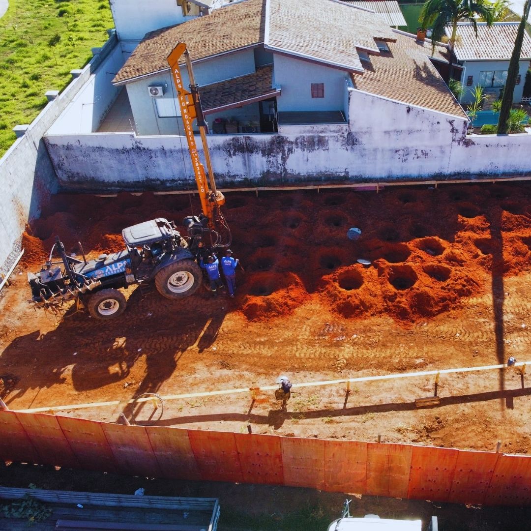 O planejamento e a execução de qualquer projeto na construção civil exigem soluções que garantam a estabilidade e a segurança da edificação de forma contínua.