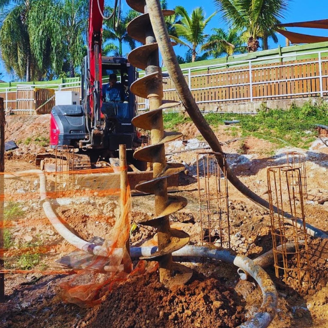 Diante de cenários tão complexos, as metodologias tradicionais de fundação rasa ou profunda muitas vezes esbarram em limitações físicas e operacionais que exigem soluções de alta performance.