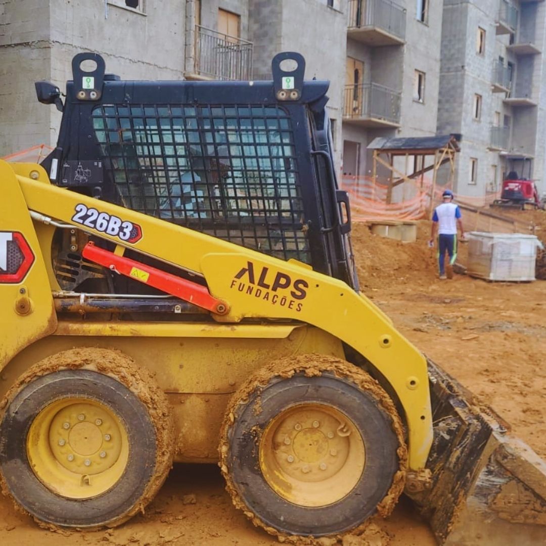 O planejamento e a execução de infraestruturas modernas exigem soluções que combinem força, agilidade mecânica e alta precisão geométrica nos canteiros de obras.