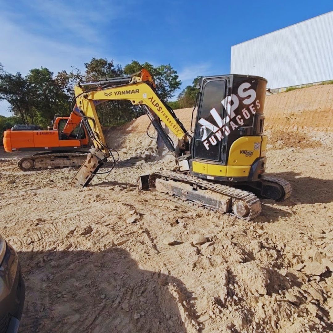 O avanço constante da engenharia civil e a necessidade de readequação de espaços urbanos exigem soluções mecânicas que combinem alta produtividade, precisão cirúrgica e rigorosos padrões de segurança do trabalho.